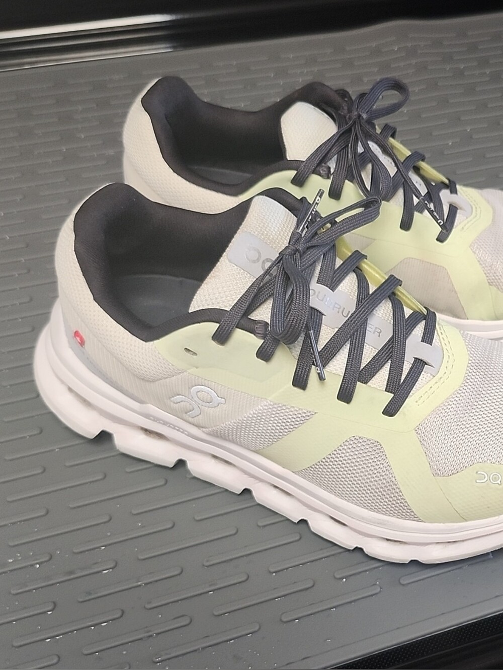 On Running Women’s Light Green and White Cloud Running Sneakers